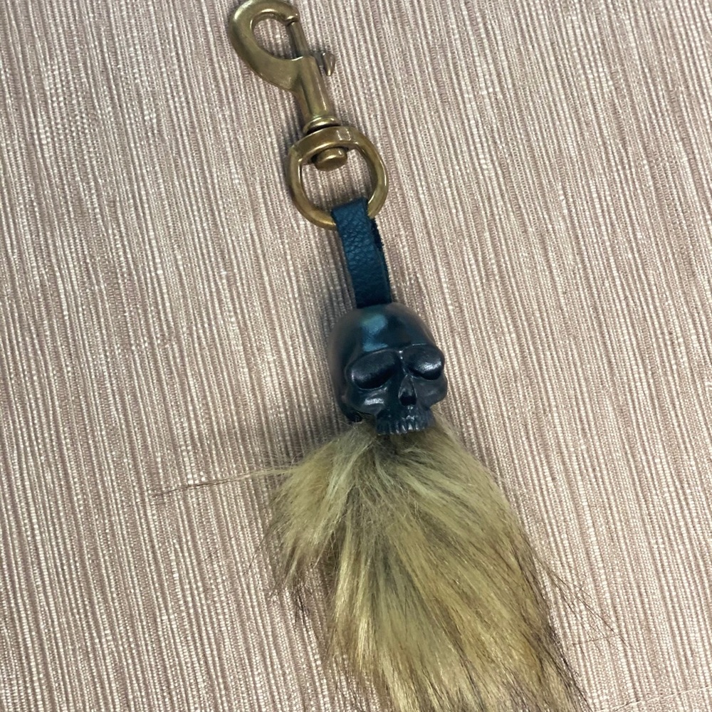 Spectacular skull keychain !